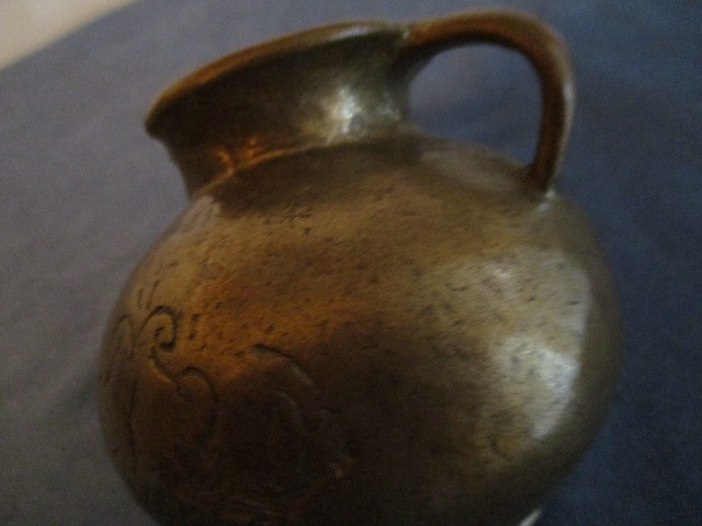 VINTAGE BRASS PITCHER/CREAMER-VERY HEAVY-UNIQUE & COLLECTIBLE! in Arts & Collectibles in Laval / North Shore - Image 4