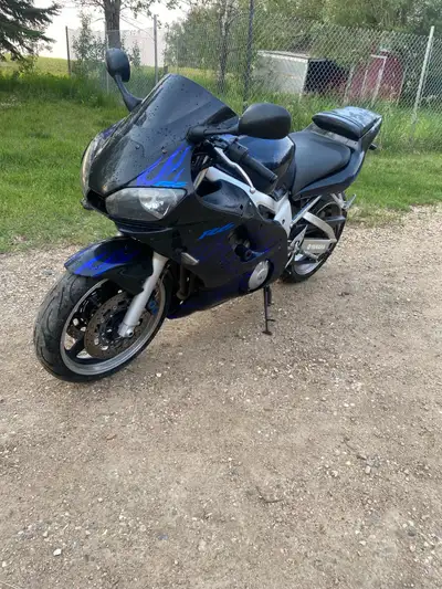 1999 Yamaha r6 new battery new grips new throttle cables tires are next to new fresh oil change valv...
