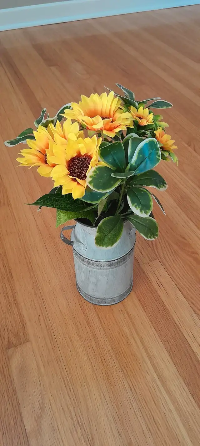 Decorative Flower Arrangement63654761264259120