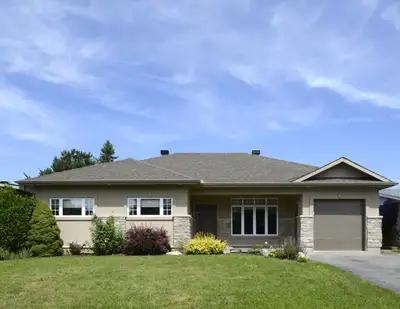 Short term Rental 3 Bedroom 1.5 bathroom Detached Bungalow
