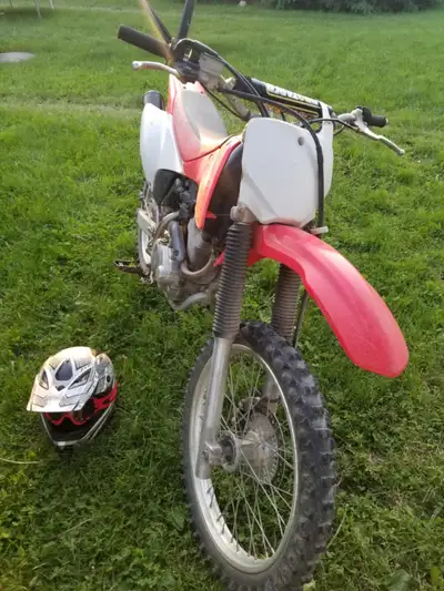 Superbe motocross Honda CRF 2008. Toujours bien entretenu. Changement d’huile Nouveau carburateur et...