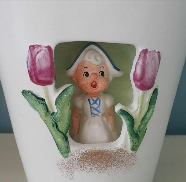 Vintage ESD Japan ceramic little Dutch girl diorama vase planter in Arts & Collectibles in Markham / York Region - Image 2