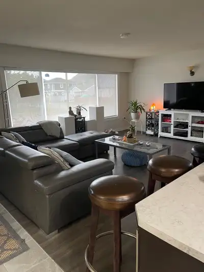 ✨Now Renting✨ Available May 15 655 carson crescent Beautiful Bright Upstairs of a Home Available May...