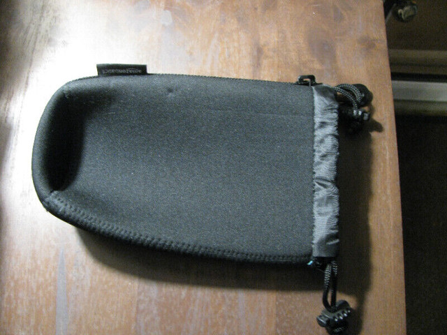 AMAZON BASICS NEOPRENE CAMERA LENS CASE in Cameras & Camcorders in Norfolk County - Image 2