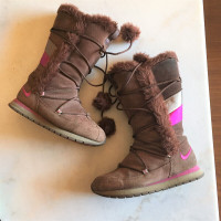 Authentic Nike brown winter snow boots, w/ pom poms (size 7)