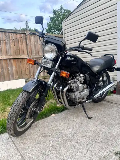 Selling 1983 Yamaha xj 750 seca. Runs and starts, currently on the road and insured(52$/mnth). Lots...