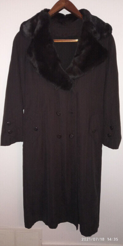 Ladies Winter Coat in Women's - Tops & Outerwear in Burnaby/New Westminster