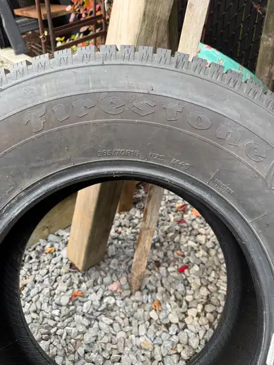 Pneus d’hiver 265-70-R16 Firestone Winter Force 2 1 hiver seulement. Originalement sur Toyota Tacoma