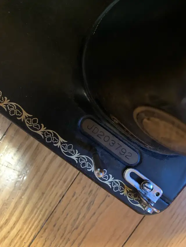 Antique Singer Sewing Machine in Arts & Collectibles in Oshawa / Durham Region - Image 7