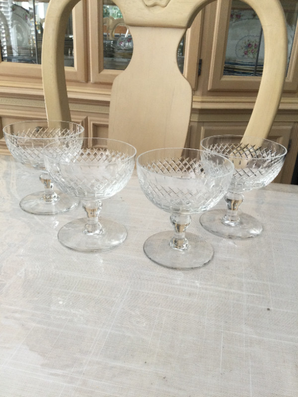 Crosshatch Crystal Martini/Champagne Glasses - Set Of 4 in Kitchen & Dining Wares in Penticton - Image 4