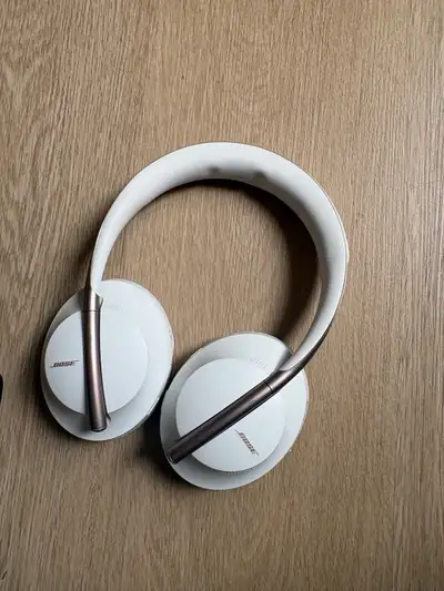 Bose Noise Cancelling Headphones 700 – Fully Functional | White, View more