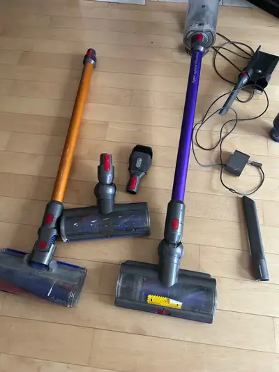 Dyson cyclone V10 animal chargeable portable cordless vacuum. Used and in good shape, battery life i...