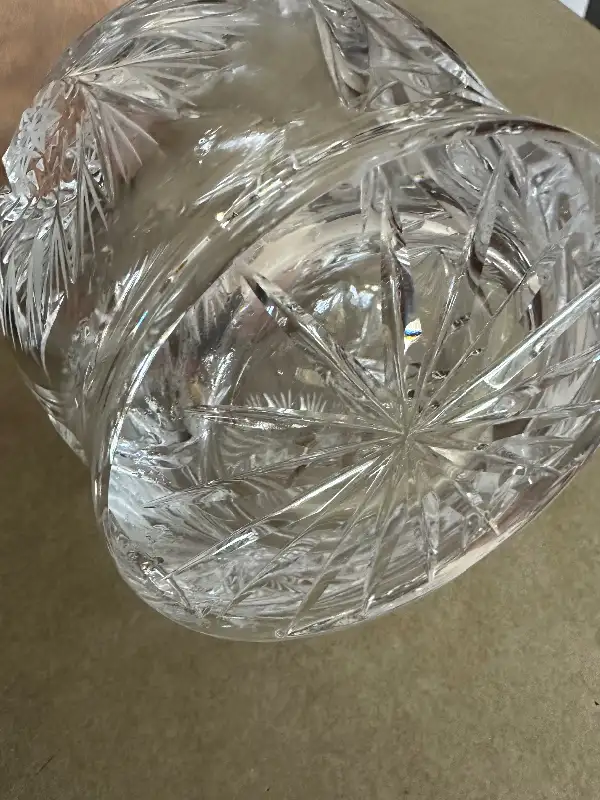 Elegant Vintage Cut Crystal Decanter - Pinwheel Star Pattern in Kitchen & Dining Wares in City of Montréal - Image 9