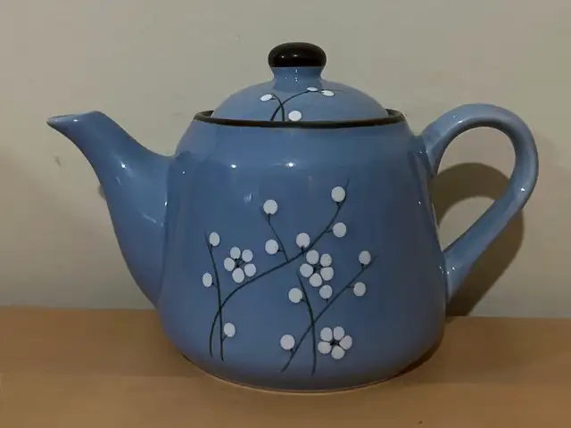 Blue flower tea pot in Kitchen & Dining Wares in Saskatoon - Image 2