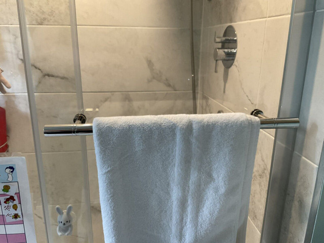 Barre de serviette neuve pour douche! dans Articles pour la salle de bains  à Ville de Québec - Image 3