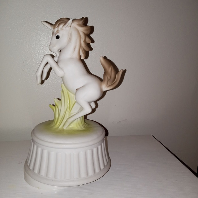 Porcelain Spinning Musical Unicorn in Arts & Collectibles in Comox / Courtenay / Cumberland - Image 3