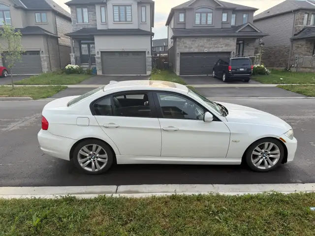 BMW 323i 2011 523046199398901766
