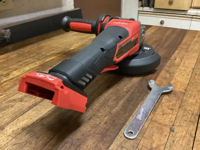 MILWAUKEE M18 FUEL BRUSHLESS RAPID STOP 4 1/2”-5” PADDLE GRINDER in Power Tools in Barrie - Image 9