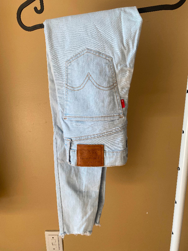 Levis skinny jeans size 25 dans Femmes - Pantalons et shorts  à Longueuil/Rive Sud - Image 2