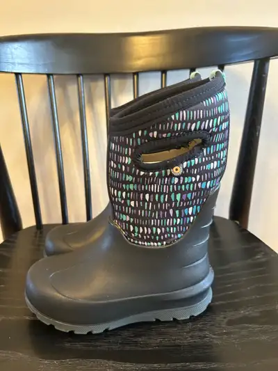 Bogs girls winter boots size 13, View more