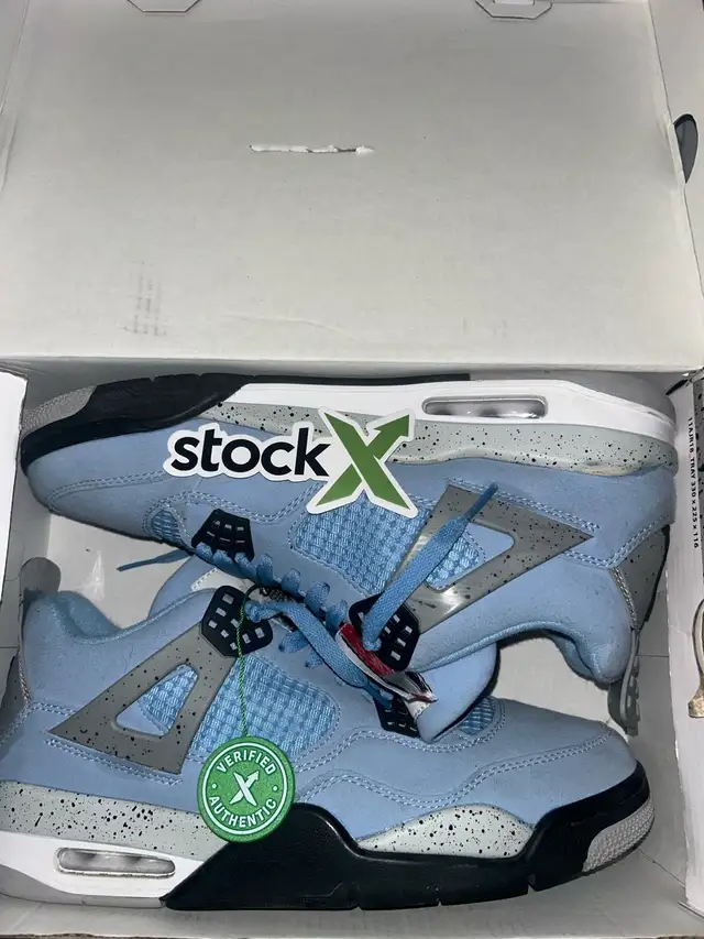 Air Jordan 4 Retro in Men's Shoes in Oakville / Halton Region - Image 2