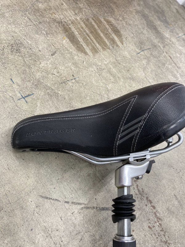 Norco bicycle seat with seat post in Frames & Parts in Gatineau - Image 4
