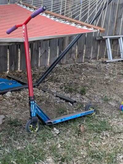 Solid scooter, lucky grips, apex boi bars, lucky wheels, havoc deck lucky bar clamp, ready too ride...