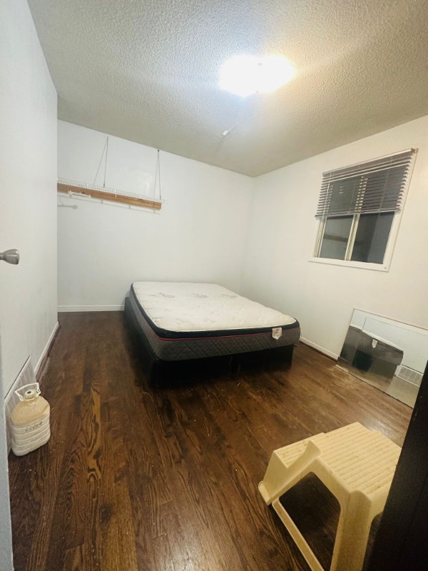 Private room near humber college in a newly renovated house Room