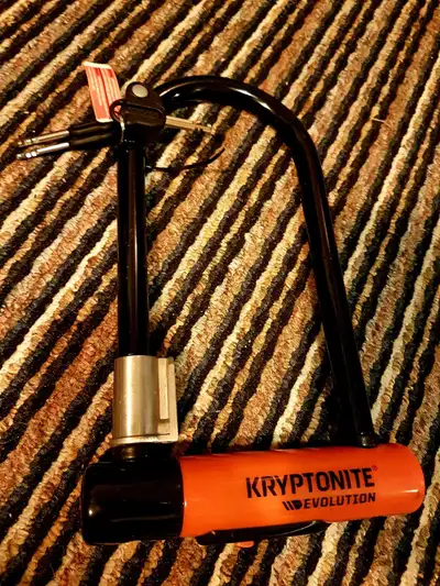 Keep your bicycle secure with this Kryptonite Evolution bike lock. This lock is ready to provide rel...
