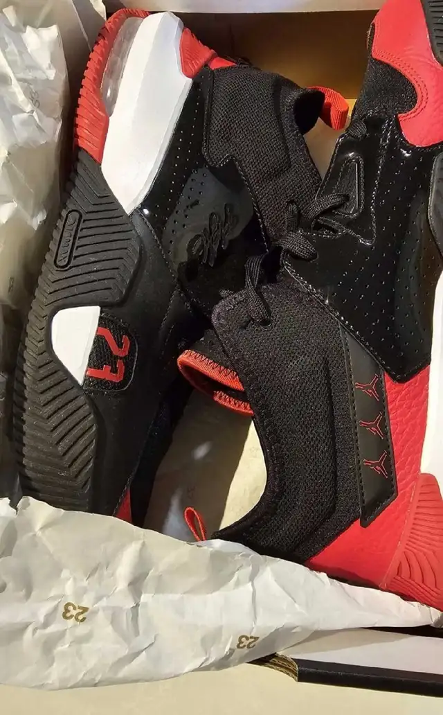 Jordans Size 13 in Men's Shoes in Markham / York Region - Image 3
