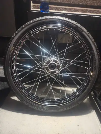 Roue avant 21" flambant neuve originale harley pour un deuce 2000 jamais rouler sortie de moto inter...