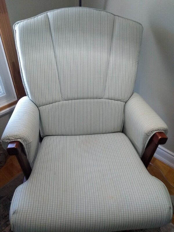 Glider rocking chair and gliding ottoman in Chairs & Recliners in Markham / York Region - Image 2