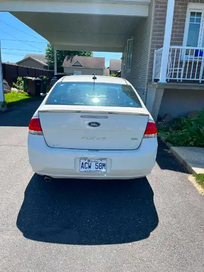Cette Ford Focus est une berline fiable et économique idéale pour vos déplacements quotidiens, malgr...