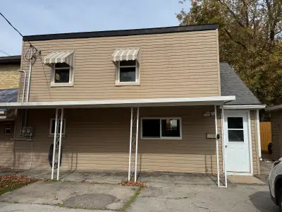 2 bedroom, 1 bathroom house for rent in Stratford. Close to downtown. Large eat in kitchen. Nice fen...