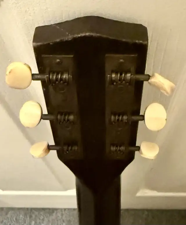 Guitare / Vintage / 1930s in Guitars in Laval / North Shore - Image 7