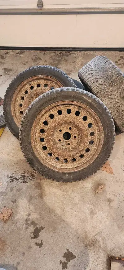 4 Rims en acier 17po. Pattern 5x114.3 etaient sur un WRX. Les pneus pourraient faire un autre hivers...