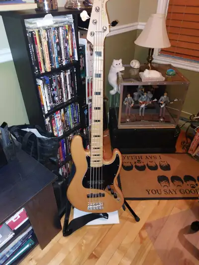 Squier jazz bass v, View more