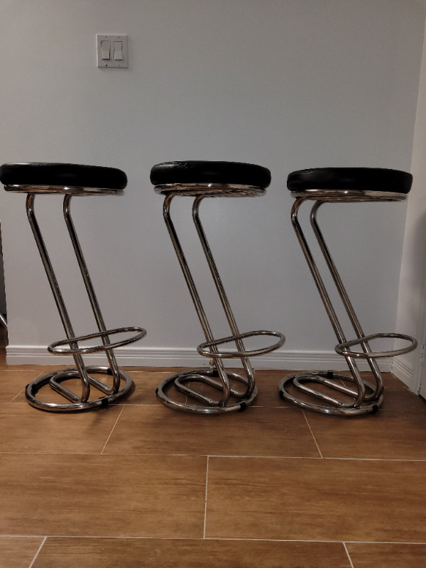 VINTAGE MCM/ART DECO BAUHAUS BLACK LEATHER CHROME BAR STOOLS in Arts & Collectibles in City of Toronto - Image 2