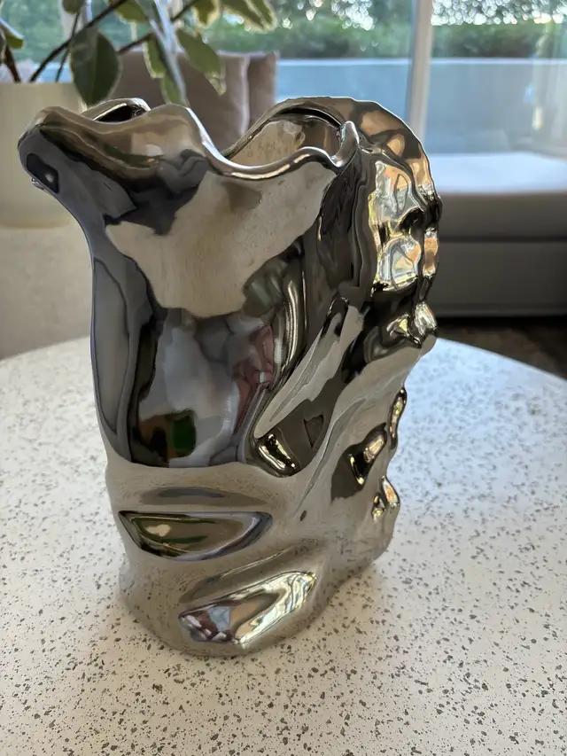Flower vase in Home Décor & Accents in Calgary - Image 2