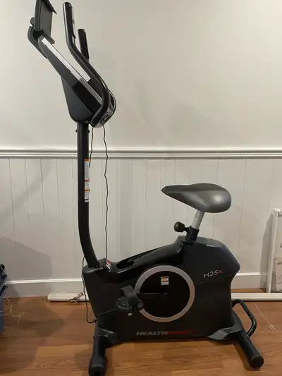 Tout à fait neuf, jamais servi. • Vélo stationnaire vertical Healthrider H25X comprend un grand nomb...