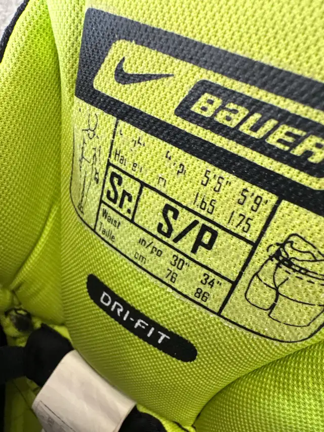 Bauer Supreme 50 Senior Hockey Gear in Hockey in Kitchener / Waterloo - Image 6
