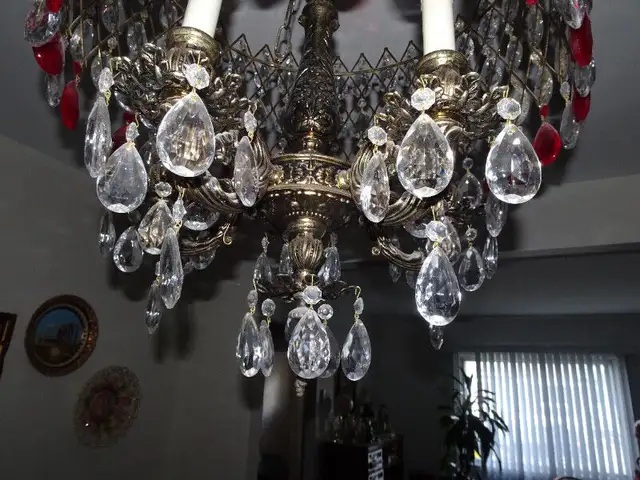 Chandelier in Indoor Lighting & Fans in City of Montréal - Image 10