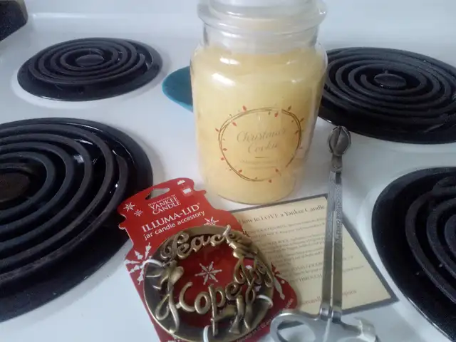 Yankee Candle Christmas large jar with accessories in Home Décor & Accents in Barrie - Image 7