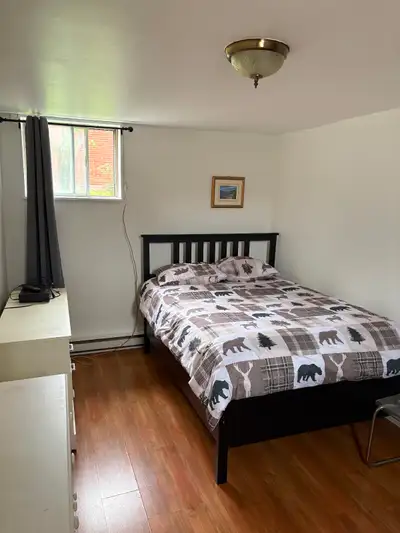 Chambre à louer pour homme dans une maison de chambres. Tout est inclus : meublée,lit double, Wi-Fi,...