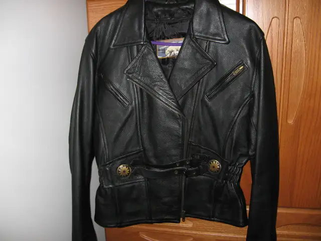 1 veste cuir pour dame grandeur 8 ans couleur noire in Women's - Shoes in Québec City - Image 2