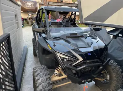 Un très beau rzr xp pro 1000 en excellent etat et rien de brisé sur la carrosserie. Il y a un pare b...