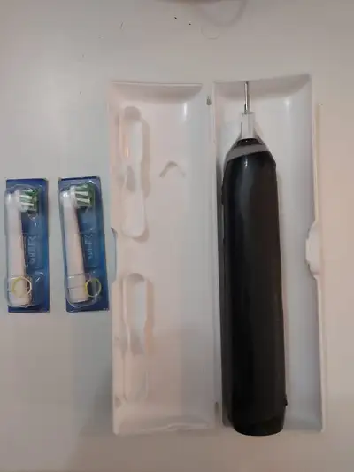 Brosse à dents électrique Oral-B Smart Limited, noir , il manque seulement le chargeur qui coute 18$