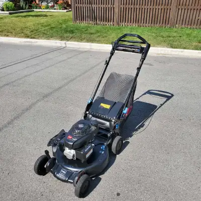 Toro Honda Professional Lawnmower / Tondeuse Gazon Toro Honda, View more