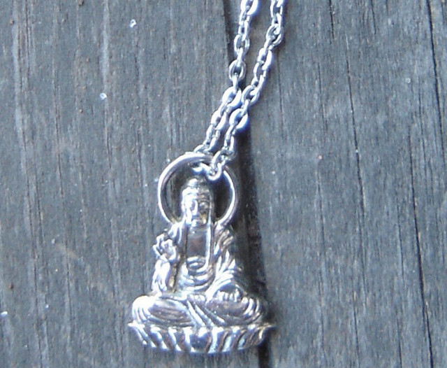 collier avec pendatif en forme de bouddha dans Bijoux et montres  à Ville de Montréal - Image 2