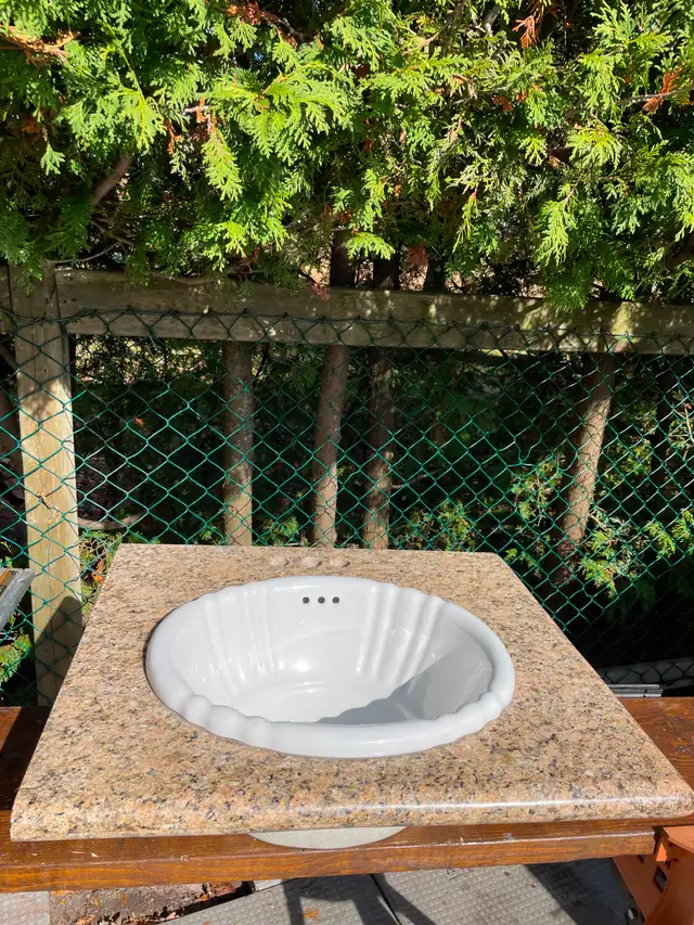 Comptoir de granite avec évier porcelaine in Plumbing, Sinks, Toilets & Showers in Longueuil / South Shore - Image 2
